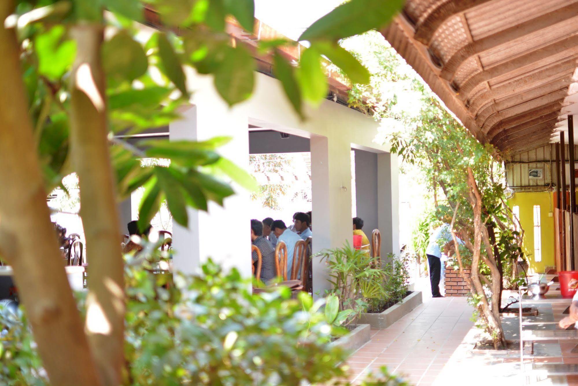 Neakru Guesthouse And Restaurant Kampot Buitenkant foto