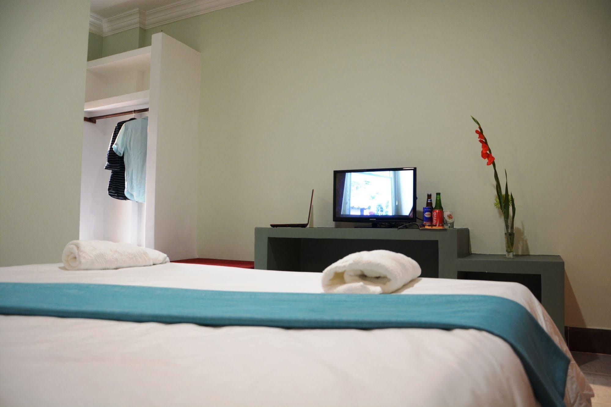 Neakru Guesthouse And Restaurant Kampot Buitenkant foto